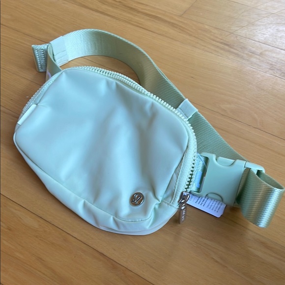 NWT Lululemon Athletica Kohlrabi Green Belt Bag with Adjustable Strap - Picture 9 of 9
